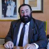 Noi abbiamo appuntamento con Colucci, che incontriamo nel suo studio. Si tratta di un robusto signore con un grande barbone 